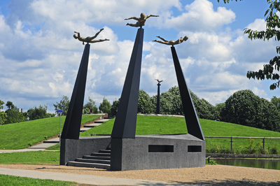 904482 Gezicht op het Monument van Vlucht en Verzet ter herinnering aan het slavernijverleden in het Griftpark te Utrecht.